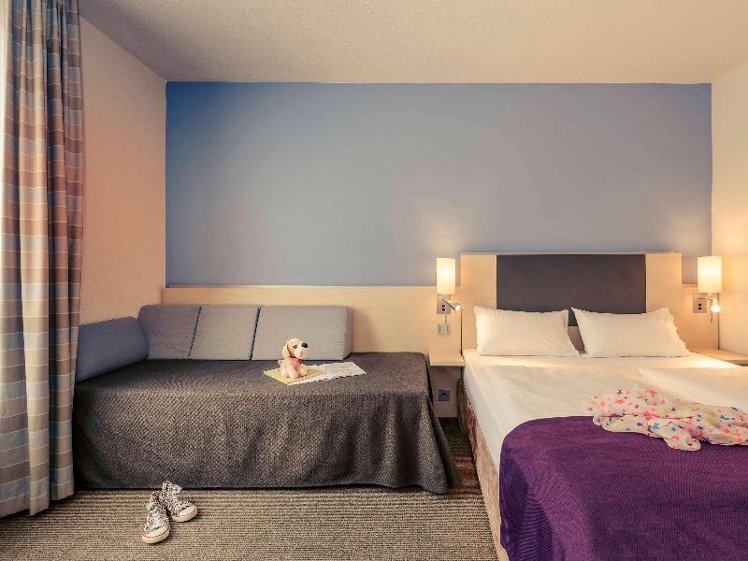 DOUBLE QUEEN SIZE BED Room