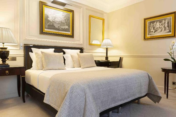 DOUBLE SUPERIOR QUEEN BED Room