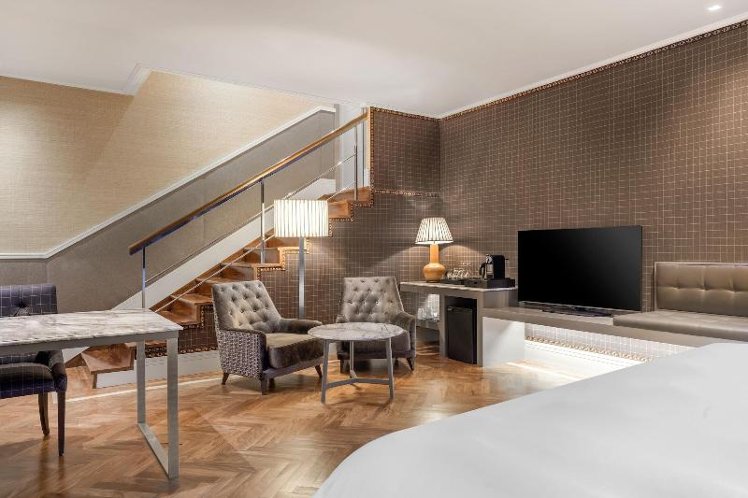 DOUBLE PREMIUM KING BED Room