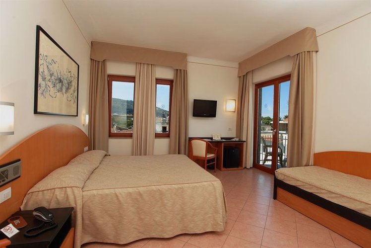 TRIPLE STANDARD Room