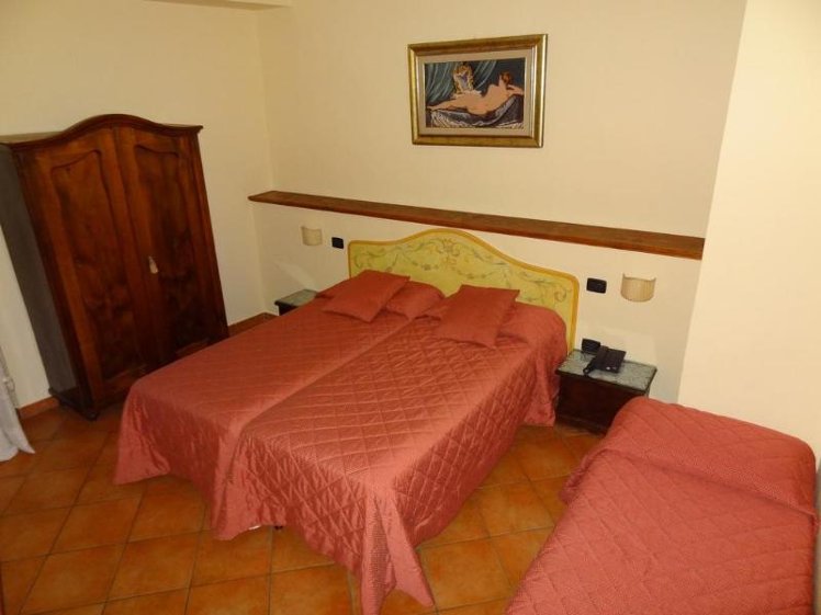 TRIPLE STANDARD Room
