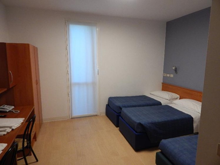 TRIPLE STANDARD Room
