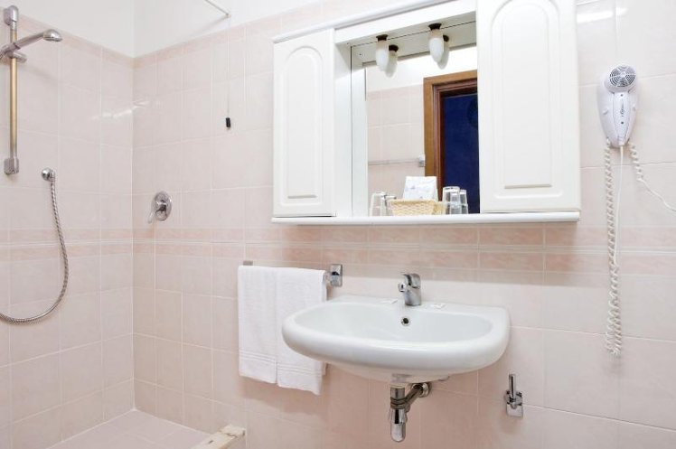 SINGLE STANDARD Room
