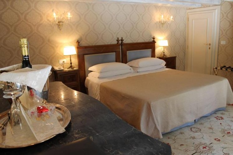 DOUBLE SUPERIOR QUEEN BED Room