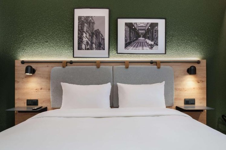 DOUBLE QUEEN SIZE BED Room