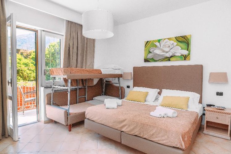 QUADRUPLE GARDEN VIEW Room