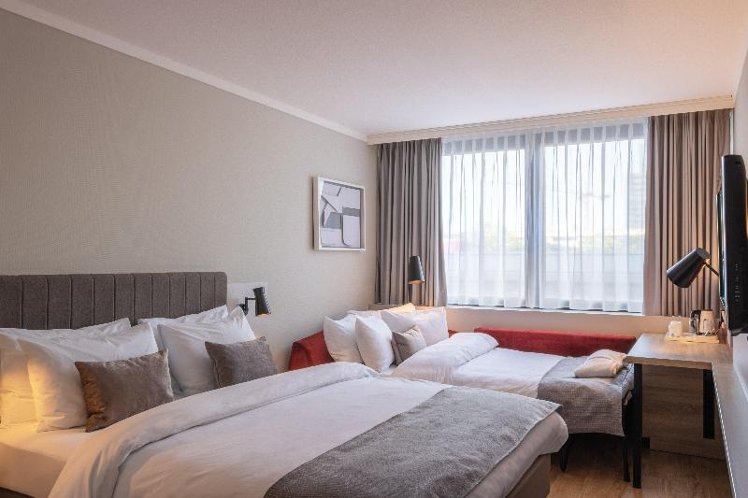 DOUBLE QUEEN SIZE BED Room