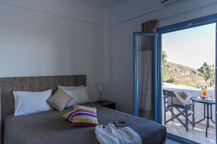 DOUBLE SUPERIOR POOL VIEW Room