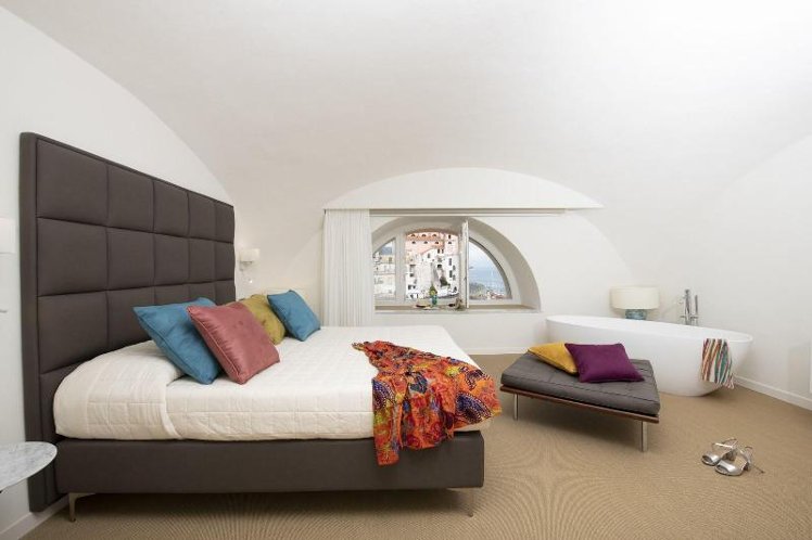 TRIPLE DELUXE CITY VIEW Room