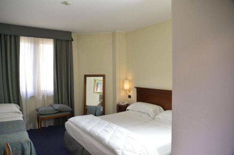 TRIPLE STANDARD Room