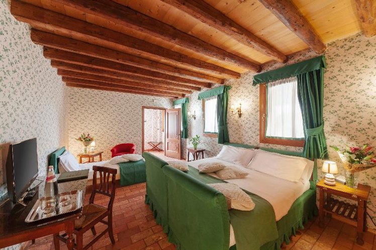 TRIPLE CLASSIC Room