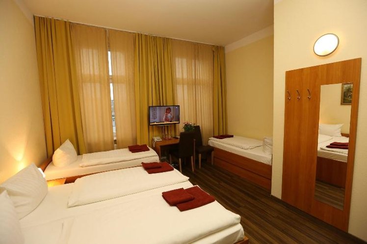 QUADRUPLE THREE BEDS Room