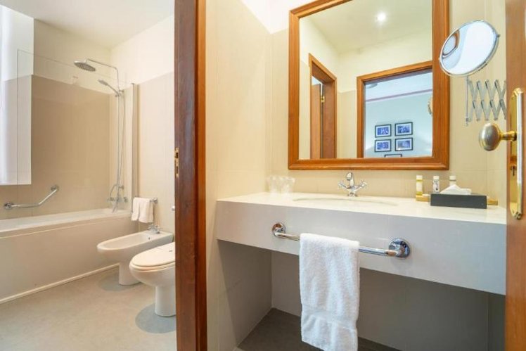 Double or Twin DELUXE Room