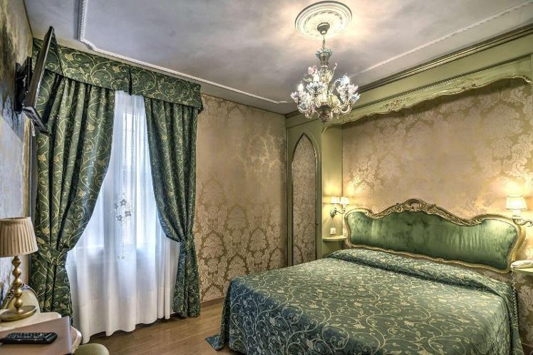 DOUBLE CLASSIC QUEEN BED Room