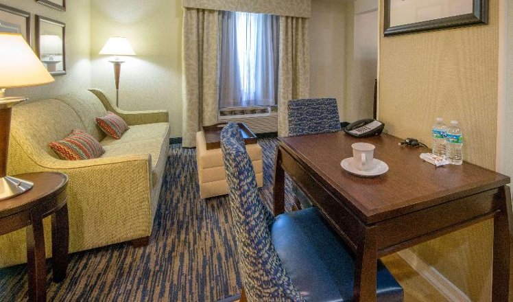 STUDIO QUEEN SIZE BED Room