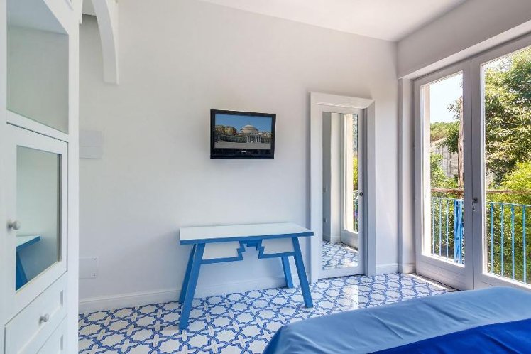 DOUBLE QUEEN SIZE BED Room