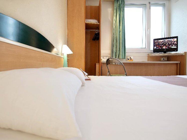 DOUBLE WITH DOUBLE BED Room