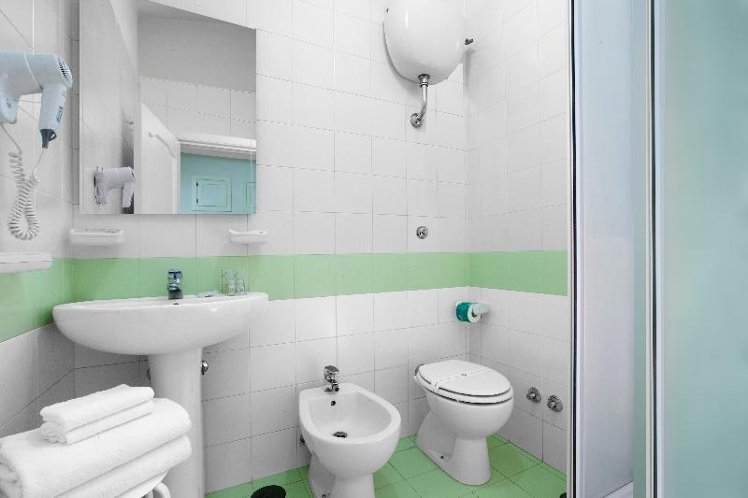 Double or Twin WITH DOUBLE BED Room
