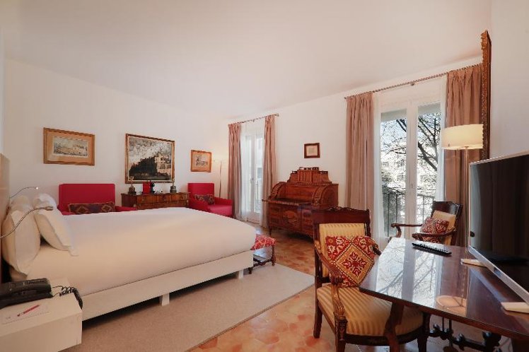 Double or Twin DELUXE Room