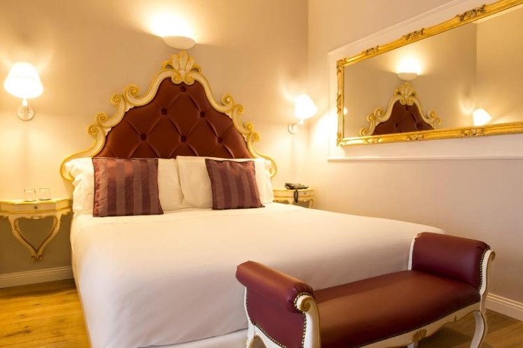 DOUBLE QUEEN SIZE BED Room