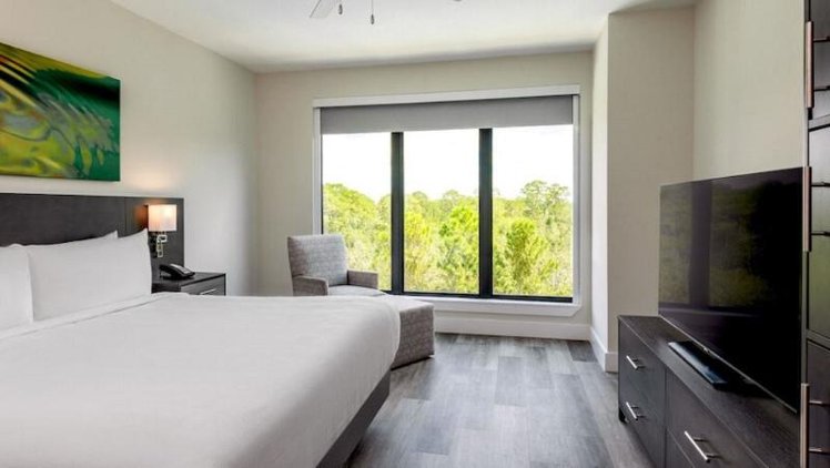 STUDIO KING SIZE BED Room