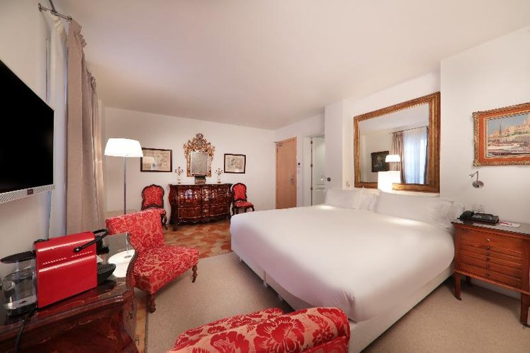 Double or Twin DELUXE Room