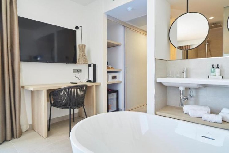 Double or Twin DELUXE SEA VIEW Room
