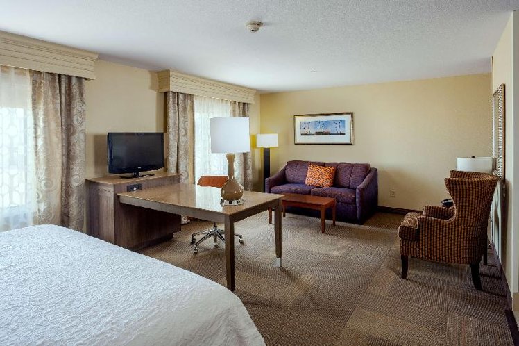 STUDIO KING SIZE BED Room