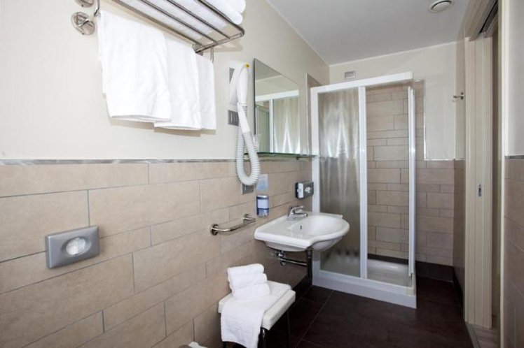 TRIPLE STANDARD Room