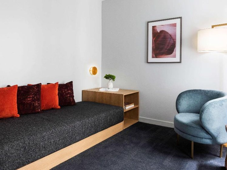 SUITE DELUXE QUEEN BED Room