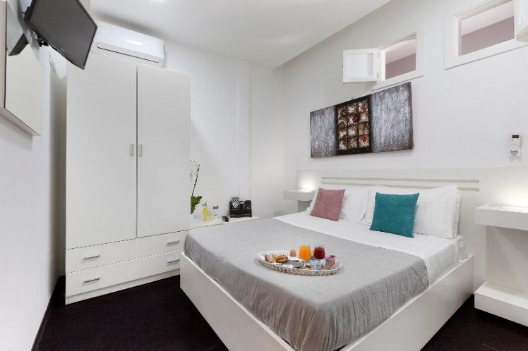 Double or Twin WITH DOUBLE BED Room