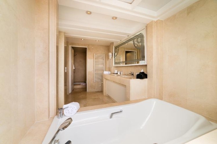 JUNIOR SUITE CITY VIEW Room