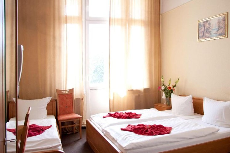 TRIPLE TWO BEDS Room