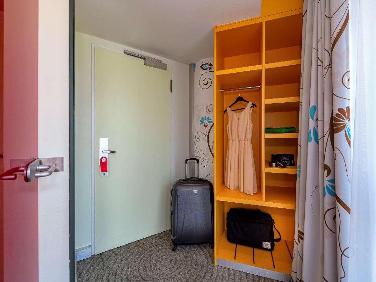 DOUBLE QUEEN SIZE BED Room