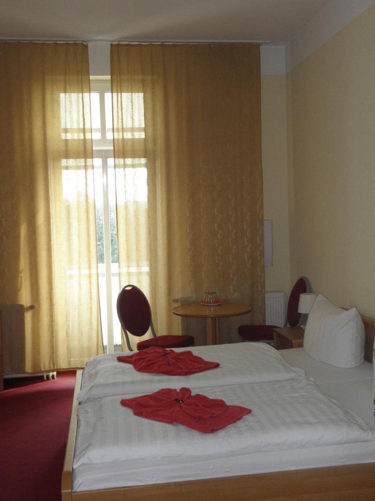 DOUBLE QUEEN SIZE BED Room