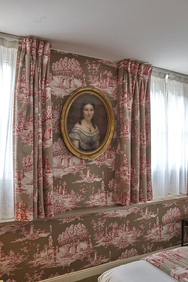 DOUBLE SUPERIOR QUEEN BED Room