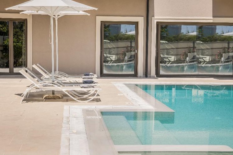 Notos Luxury Studios & Apartments