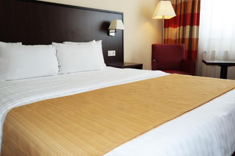 DOUBLE QUEEN SIZE BED Room
