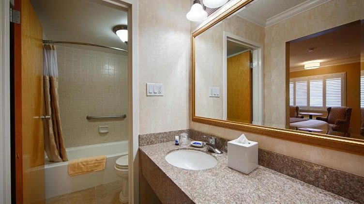 DOUBLE QUEEN SIZE BED Room