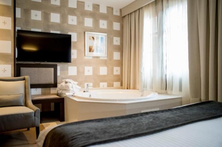 DOUBLE WITH JACUZZI Room