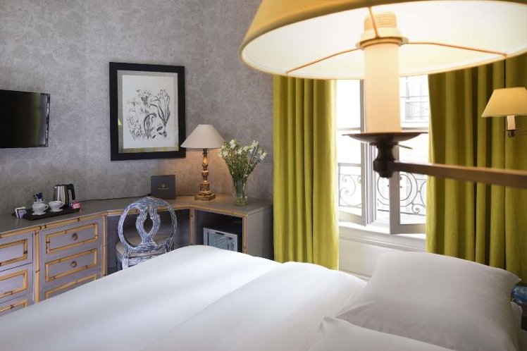 DOUBLE SUPERIOR QUEEN BED Room