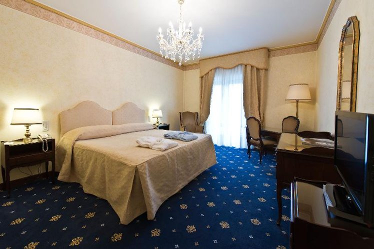 JUNIOR SUITE STANDARD Room