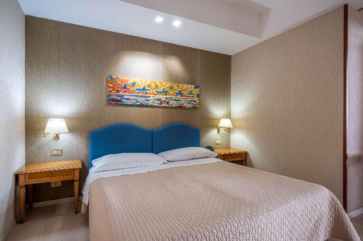 SINGLE QUEEN SIZE BED Room
