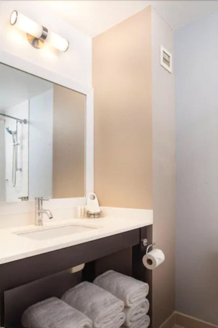 DOUBLE EXECUTIVE KING BED Room