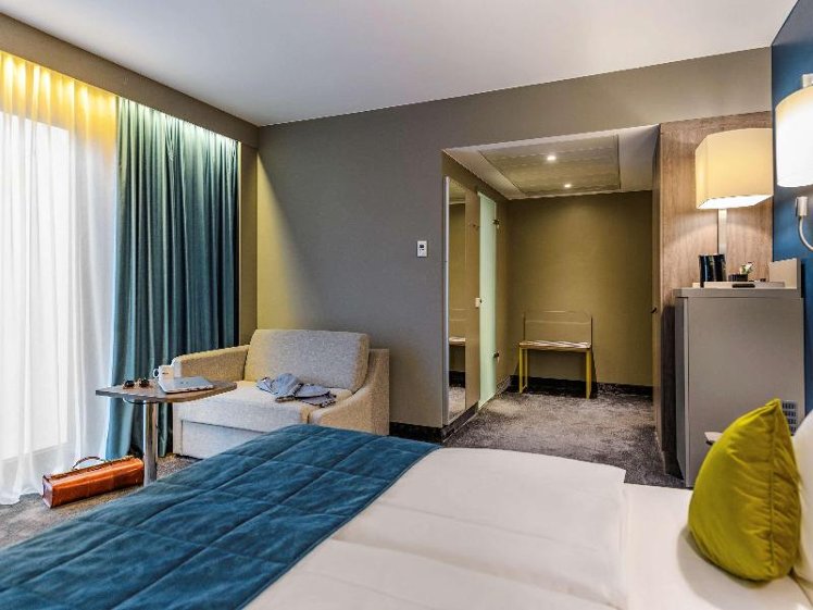 DOUBLE SUPERIOR QUEEN BED Room