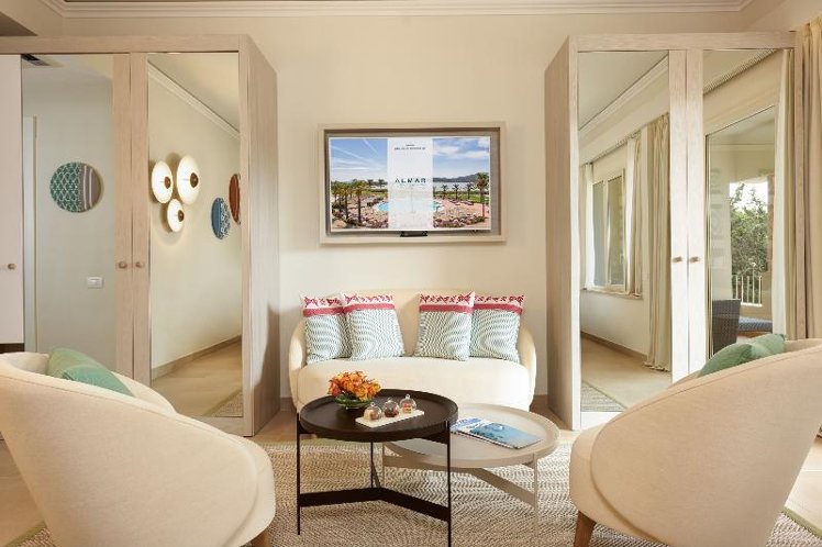 FAMILY ROOM GARDEN VIEW Room