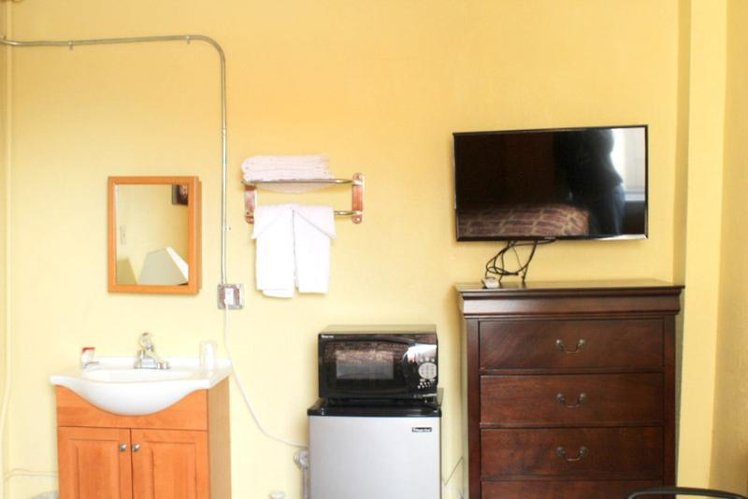 Room WITH SHARED BATHROOM Room