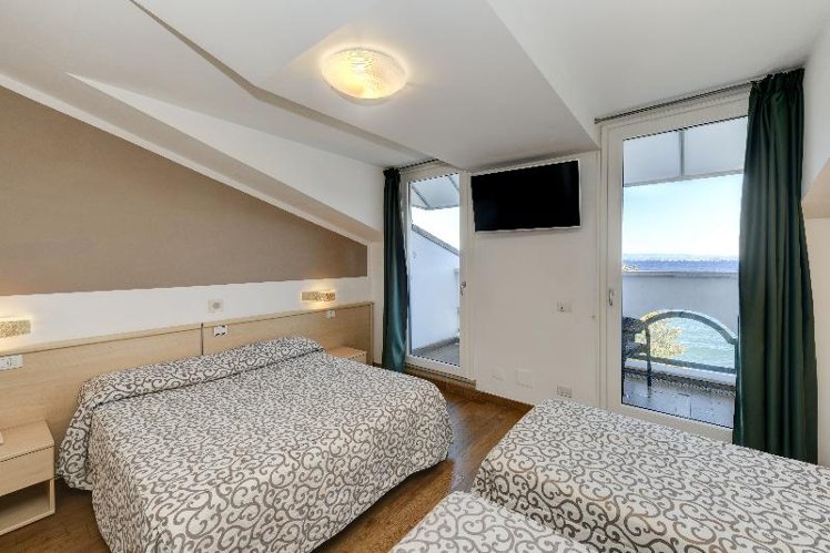 QUADRUPLE LAKE VIEW Room