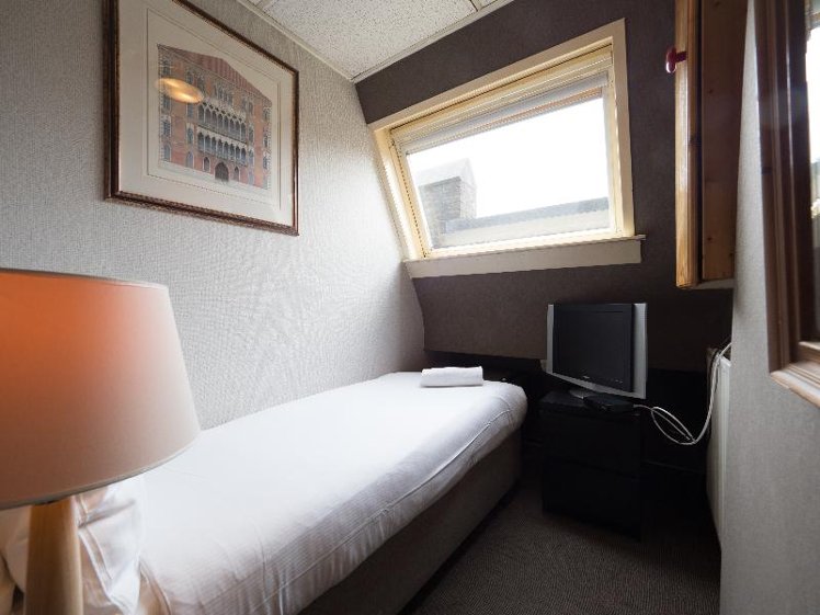 SINGLE STANDARD Room