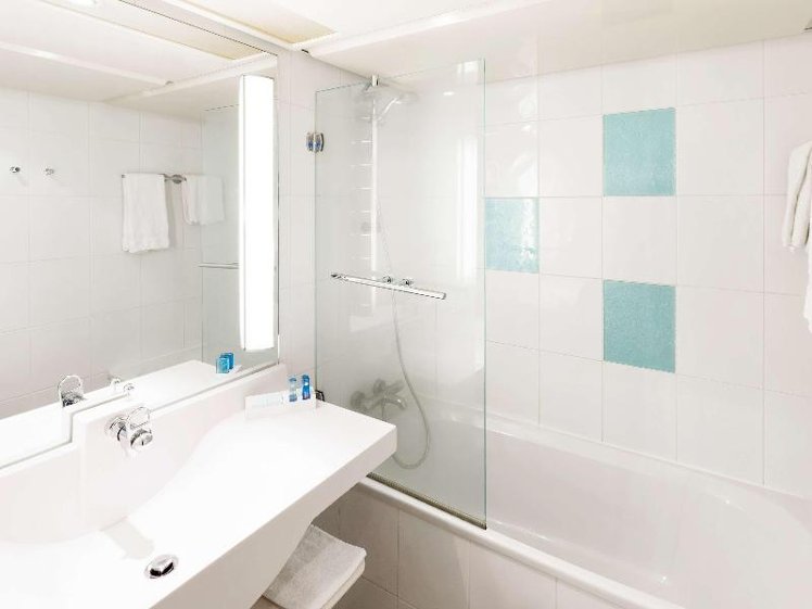 DOUBLE EXECUTIVE QUEEN BED Room
